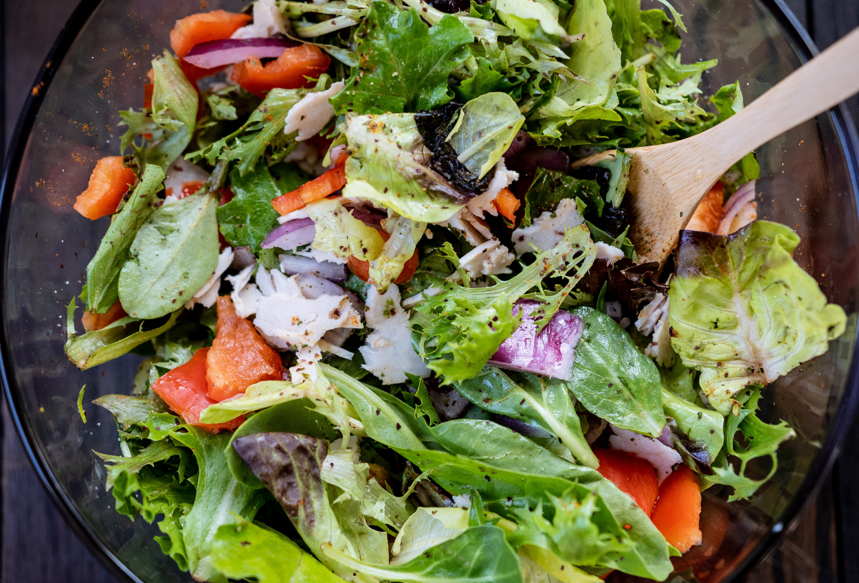 WNA Singapura Mengaku 2 Giginya Retak Usai Baut Berkarat Ditemukan di Salad saat Makan di Restoran Indonesia