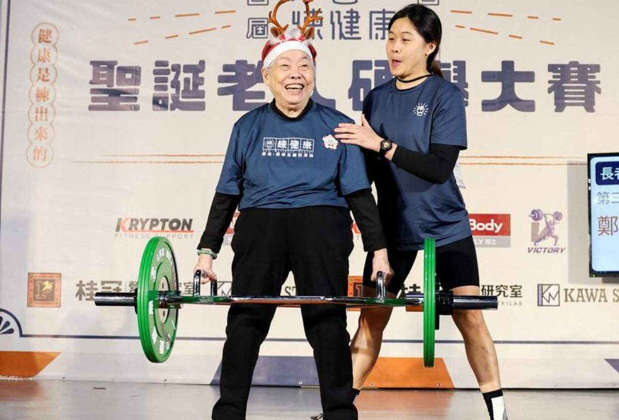 Waduh! Nenek 90 Tahun Angkat Beban 45 Kg di Kompetisi Lansia