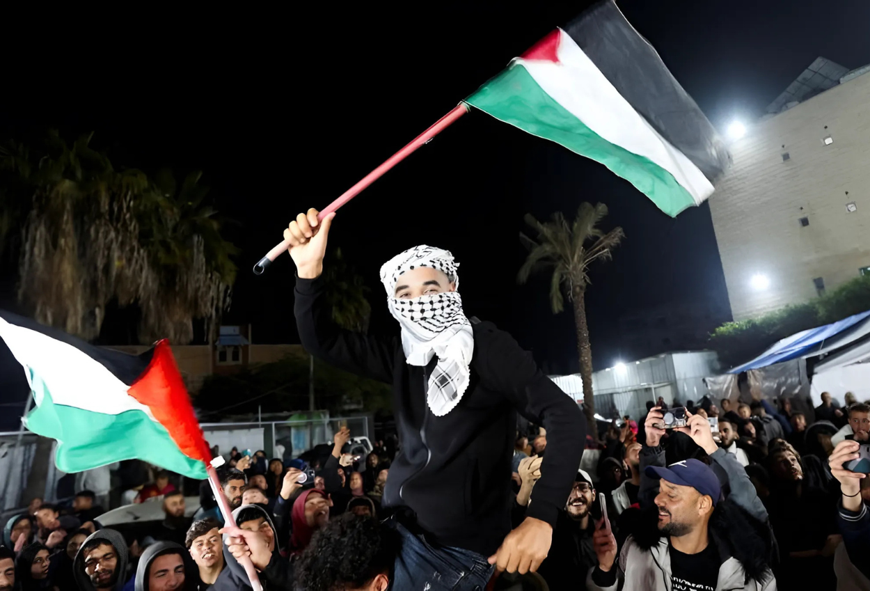 Warga Palestina Bersorak Rayakan Gencatan Senjata Hamas Israel