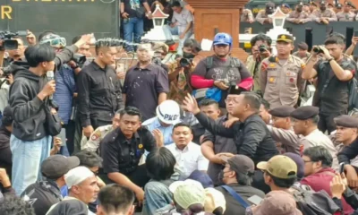 Aksi Indonesia Gelap Di Kantor Dprd Jatim Ricuh, Anak Risma Pdip Terkena Siraman Air