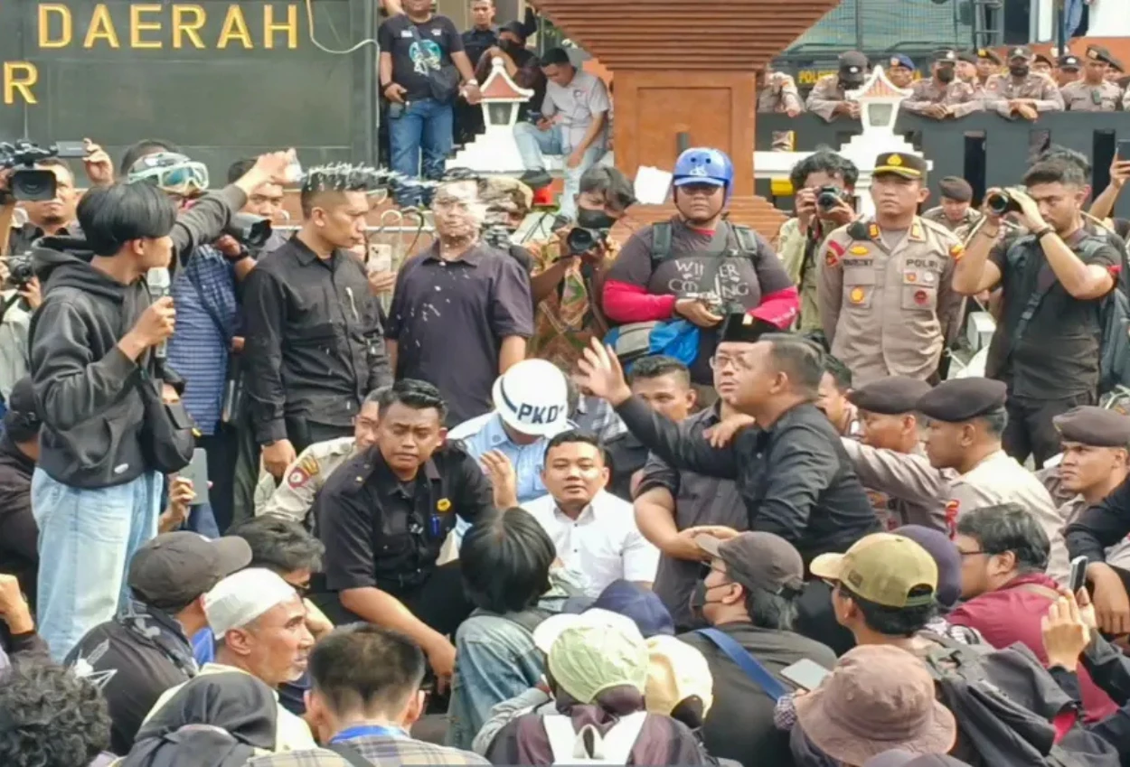 Aksi Indonesia Gelap Di Kantor Dprd Jatim Ricuh, Anak Risma Pdip Terkena Siraman Air