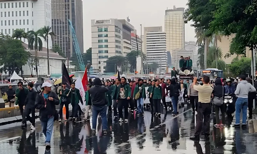Bem Si Gelar Aksi 'indonesia Gelap' Datangi Patung Kuda, Beberapa Jalur Alami Pengalihan Arus