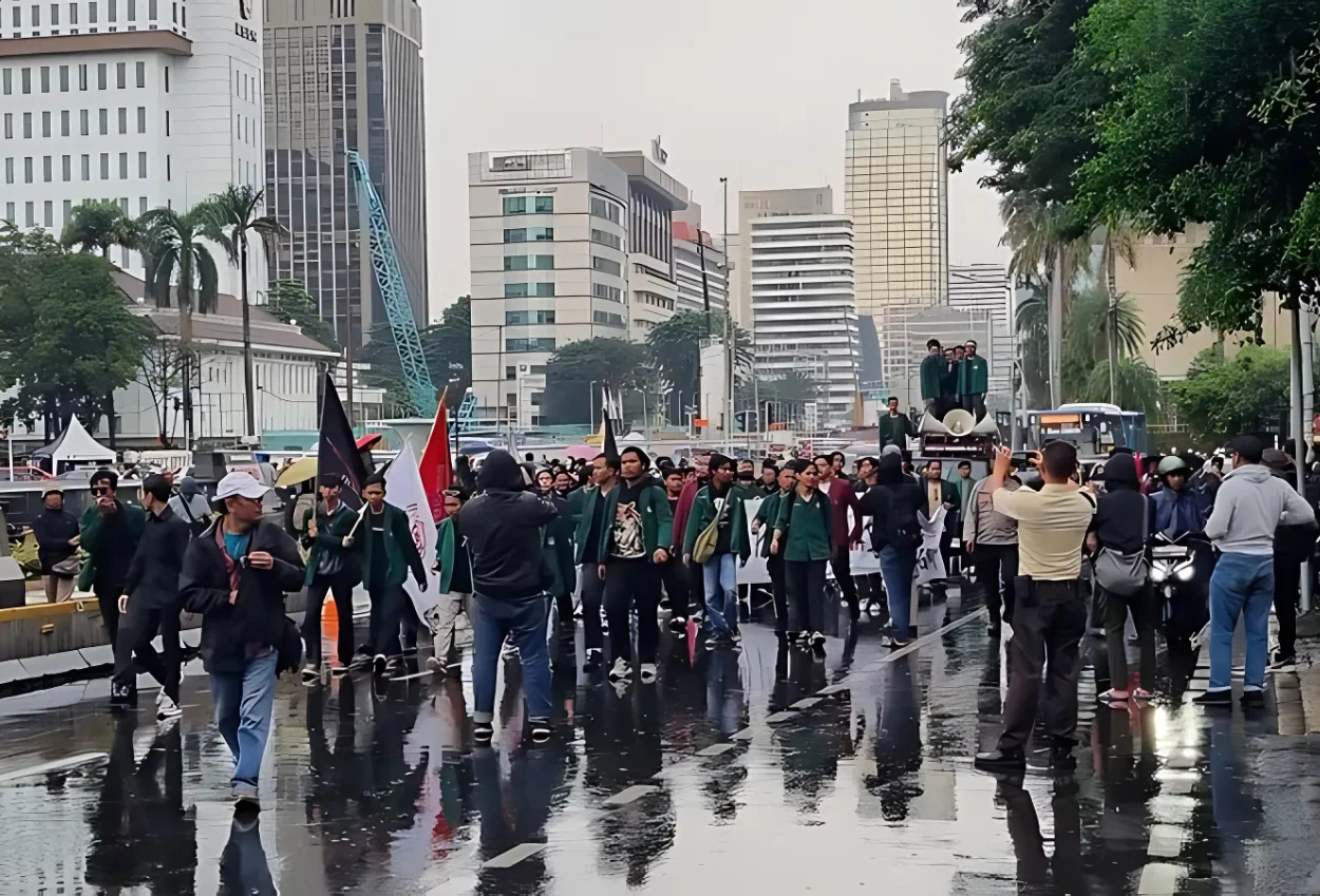 Bem Si Gelar Aksi 'indonesia Gelap' Datangi Patung Kuda, Beberapa Jalur Alami Pengalihan Arus