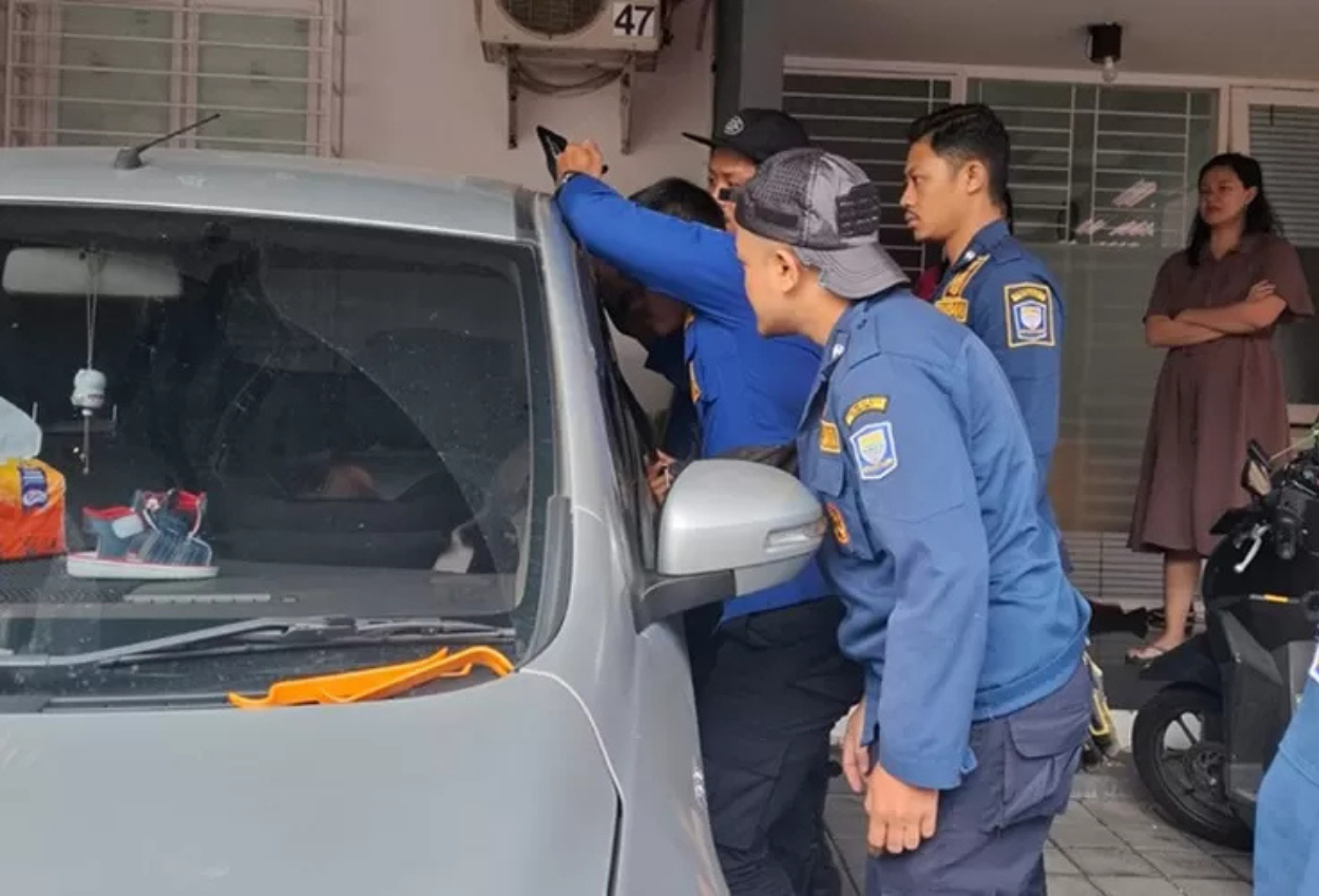 Bayi 1 Tahun Terjebak Di Dalam Mobil Yang Sedang Dipanaskan, Damkar Turun Tangan