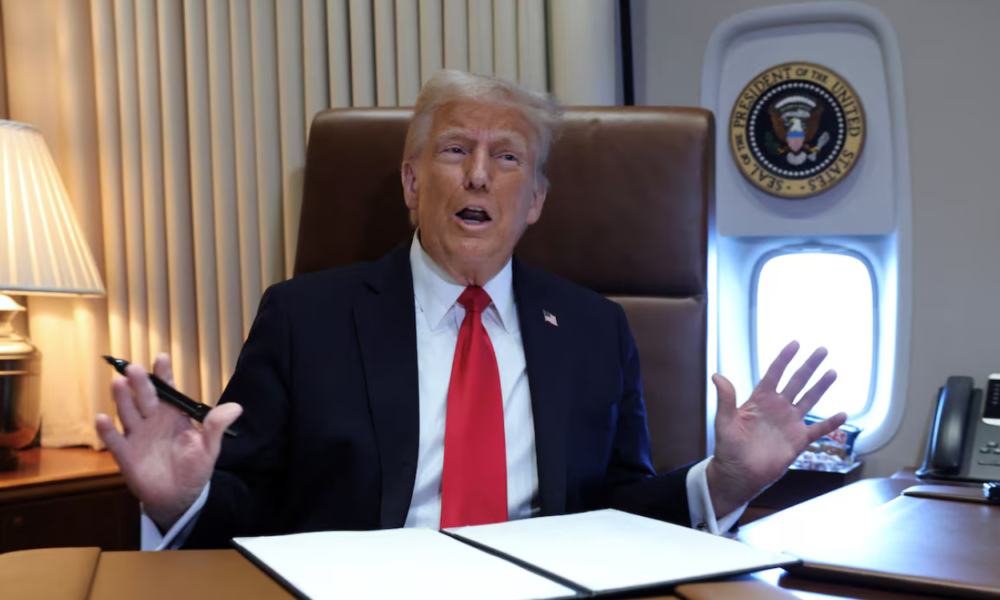 Donald Trump Tolak Sedotan Kertas, Minta Penggunaan Sedotan Plastik Diterapkan Lagi