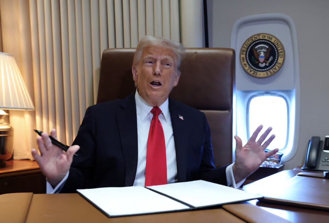 Donald Trump Tolak Sedotan Kertas, Minta Penggunaan Sedotan Plastik Diterapkan Lagi