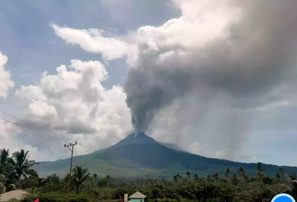 Gunung Lewotobi Laki Laki Kembali Meletus, Tinggi Kolom Abu 900 Meter
