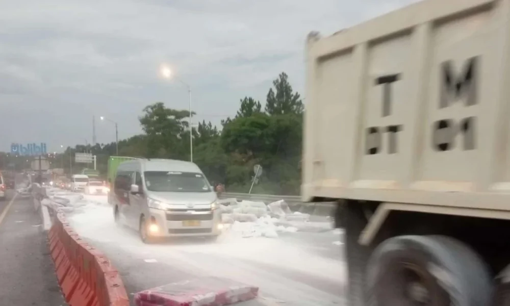 Kecelakaan Di Km 91 Tol Cipularang, Muatan Kasur Dan Kertas Tumpah Di Jalan