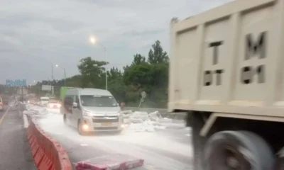 Kecelakaan Di Km 91 Tol Cipularang, Muatan Kasur Dan Kertas Tumpah Di Jalan