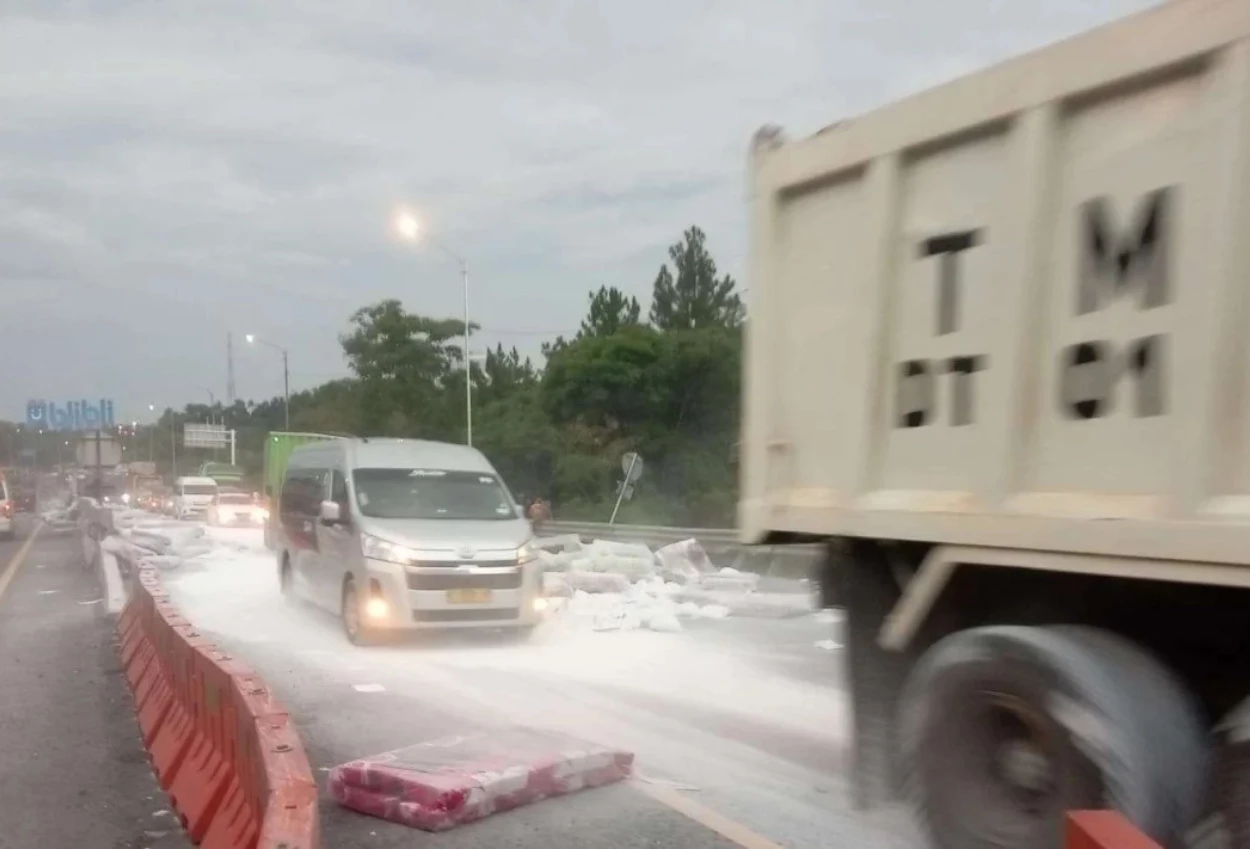 Kecelakaan Di Km 91 Tol Cipularang, Muatan Kasur Dan Kertas Tumpah Di Jalan