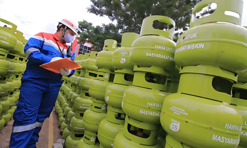 Kelangkaan Gas Elpiji, Warga Di Purworejo Nekat Alihkan Isi Tabung 3 Kg Ke 12 Kg