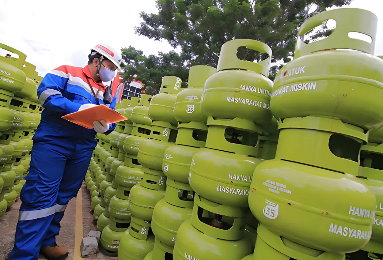 Kelangkaan Gas Elpiji, Warga Di Purworejo Nekat Alihkan Isi Tabung 3 Kg Ke 12 Kg
