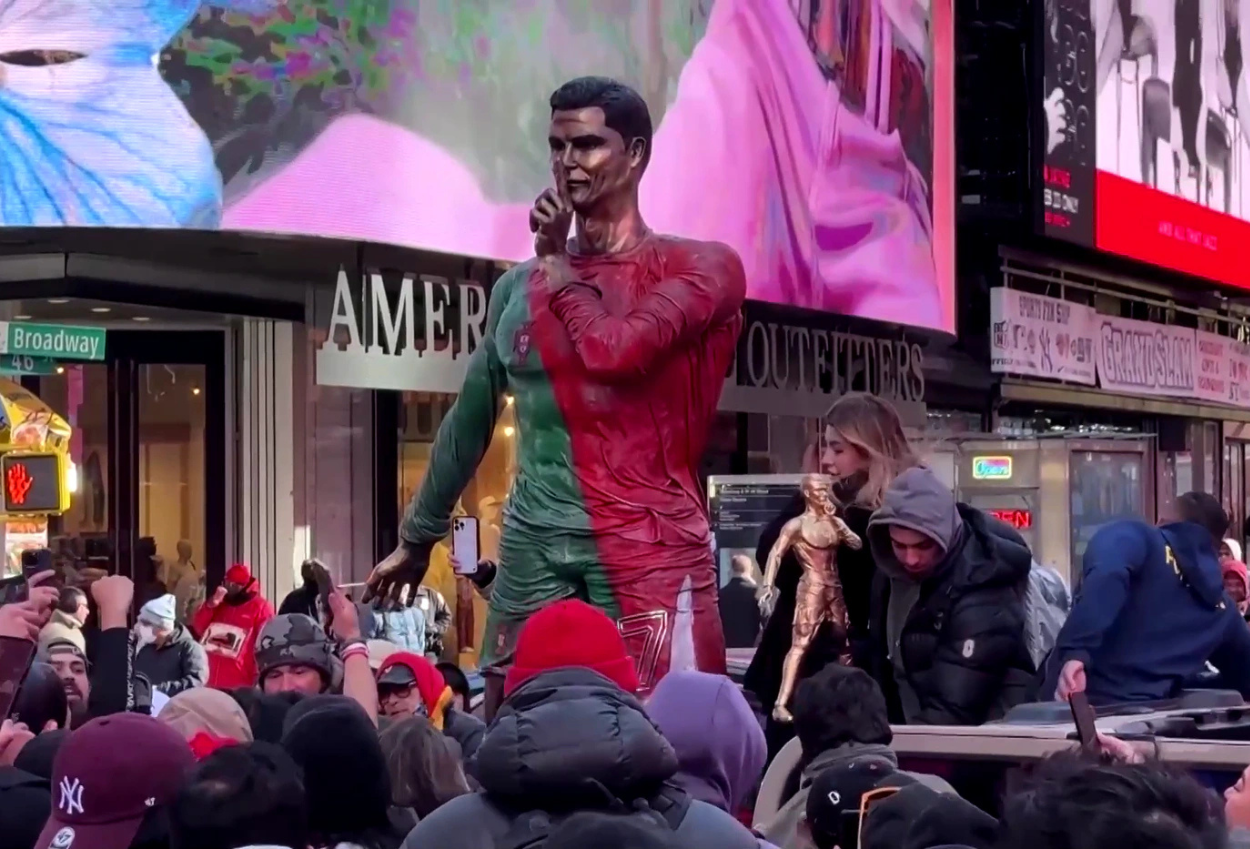 Keren! Patung Cristiano Ronaldo Resmi Dipajang Di Times Square As, Pose Pake Gaya Andalannya