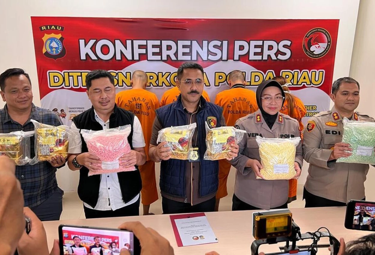 Pasutri Ditangkap Polda Riau, Sabu 9,8 Kg Dan 30.000 Ekstasi Diamankan
