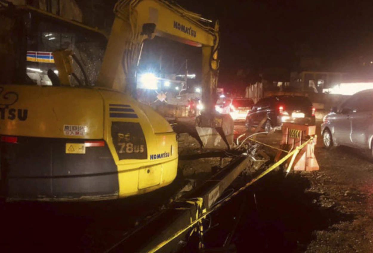Pemotor Tewas Tertimpa Tiang Listrik Yang Jatuh Di Bandung