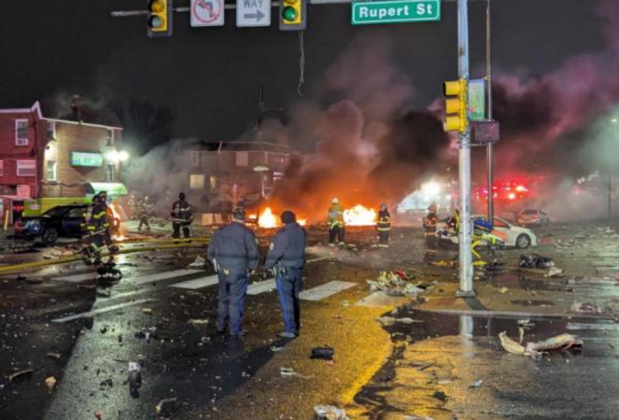 Pesawat Ambulans Jatuh dan Meledak di Philadelphia AS Membawa 6 Penumpang di Dalamnya