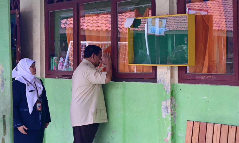 Prabowo Tinjau Langsung Program Makan Bergizi Gratis, Mengintip dari Jendela agar Tak Ganggu Siswa Belajar