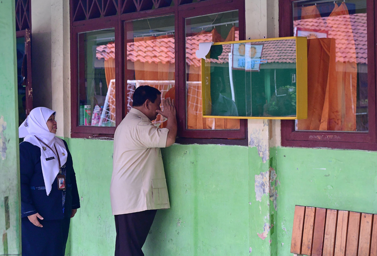 Prabowo Tinjau Langsung Program Makan Bergizi Gratis, Mengintip dari Jendela agar Tak Ganggu Siswa Belajar