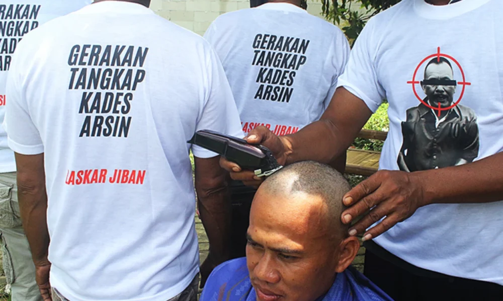 Puluhan Warga Alar Jiban Gunduli Kepala Sebagai Rasa Syukur Usai Kades & Sekdes Kohod Ditahan