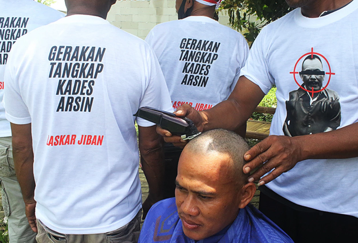 Puluhan Warga Alar Jiban Gunduli Kepala Sebagai Rasa Syukur Usai Kades & Sekdes Kohod Ditahan