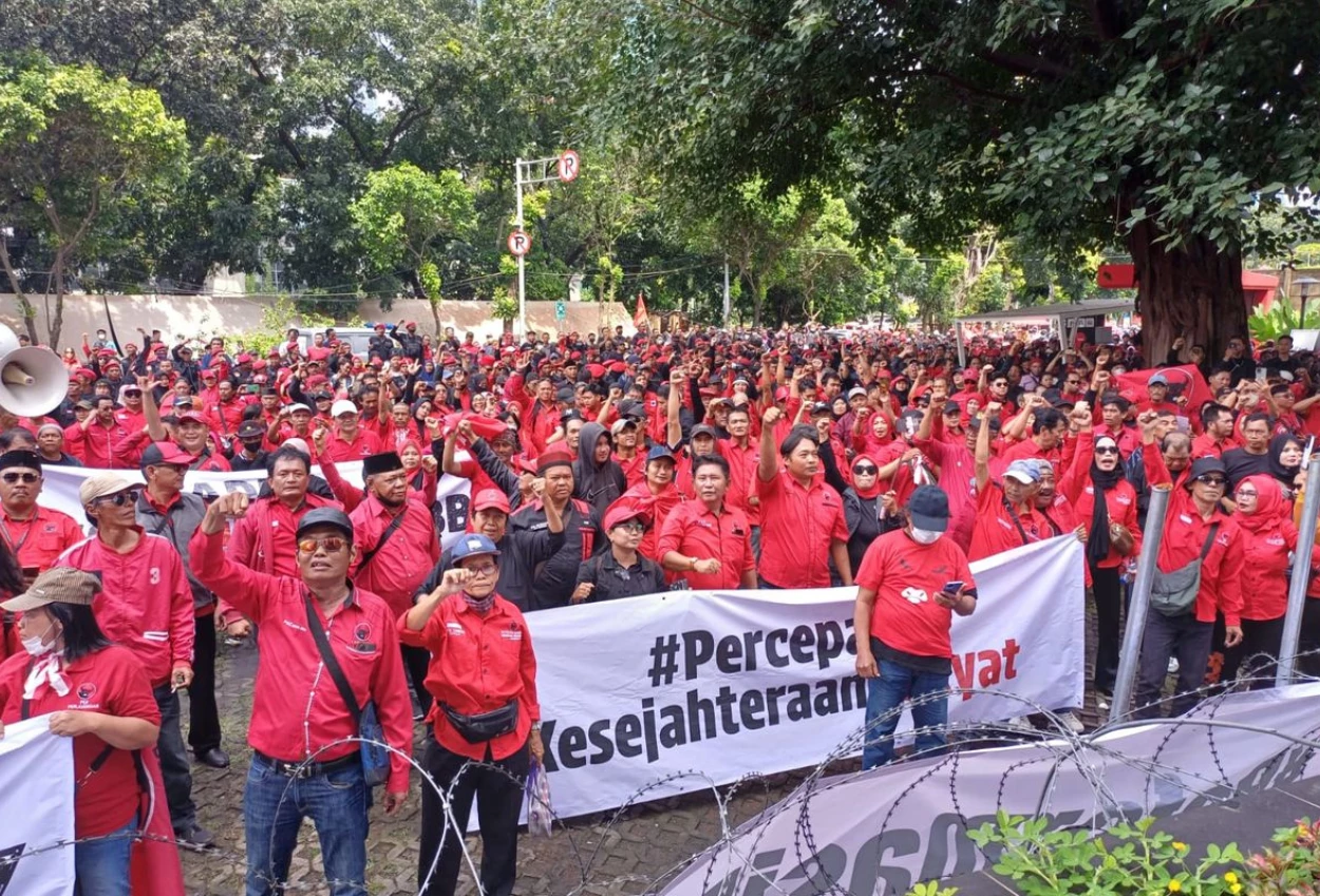 Relawan Pdip Serbu Kantor Kpk Bersamaan Dengan Pemeriksaan Hasto Kristiyanto