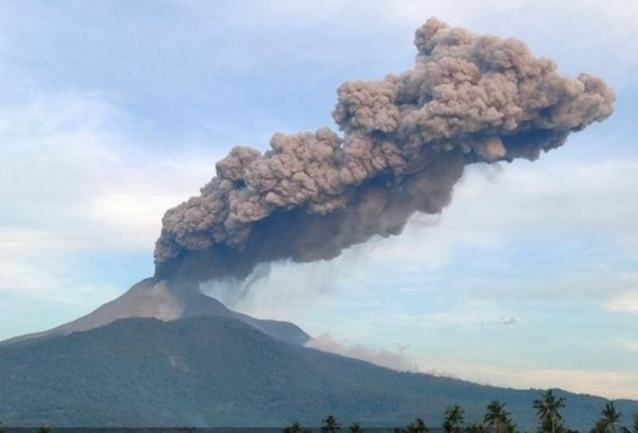 Status Gunung Lewotobi Laki Laki Meningkat Ke Level Awas, Warga Diminta Waspada