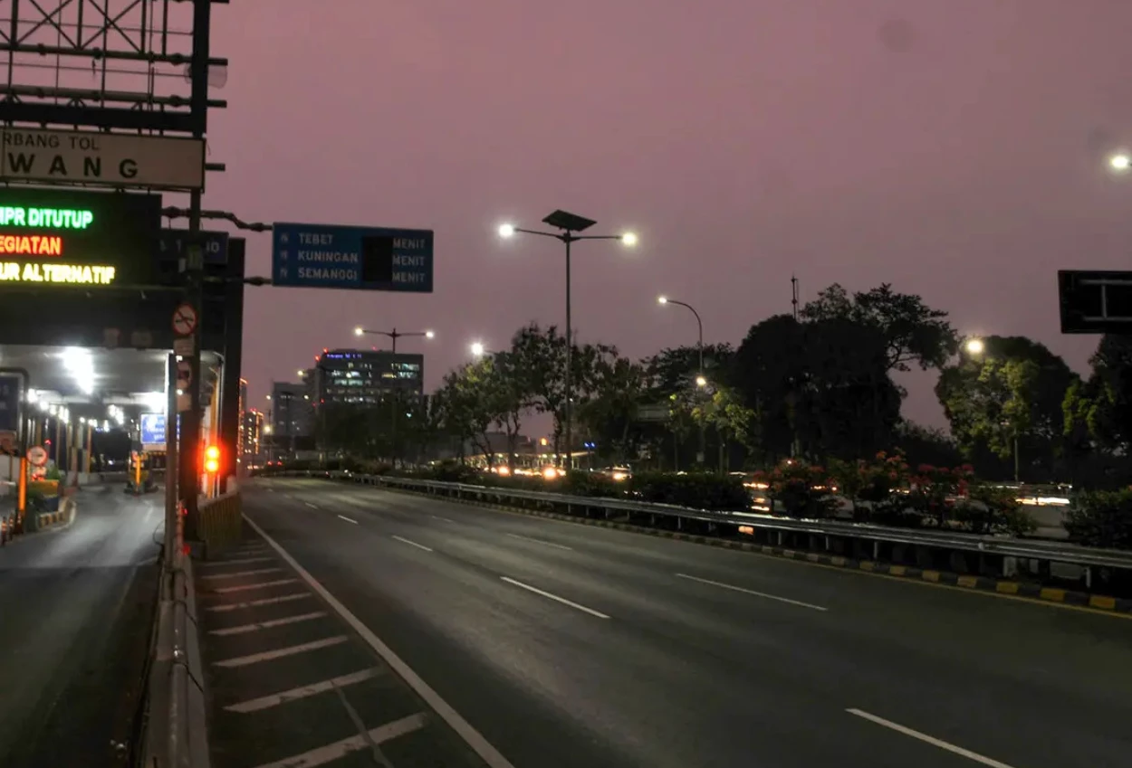 Tol Cawang Bakal Ditutup Malam Ini Gegara Pembongkaran Menara Km 03