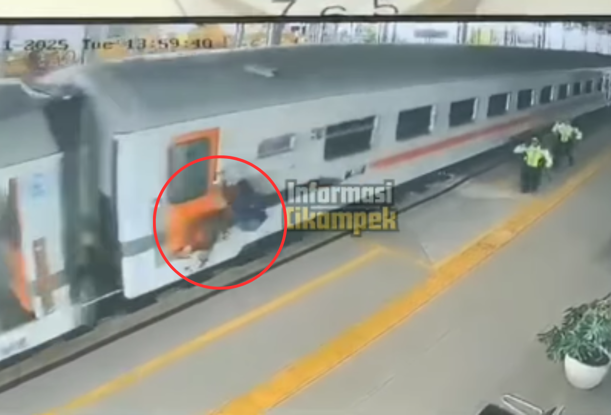 Viral! Penumpang Bergelantungan Di Pintu Ka Walahar Seperti Spiderman Dan Lolos Dari Kejaran Satpam
