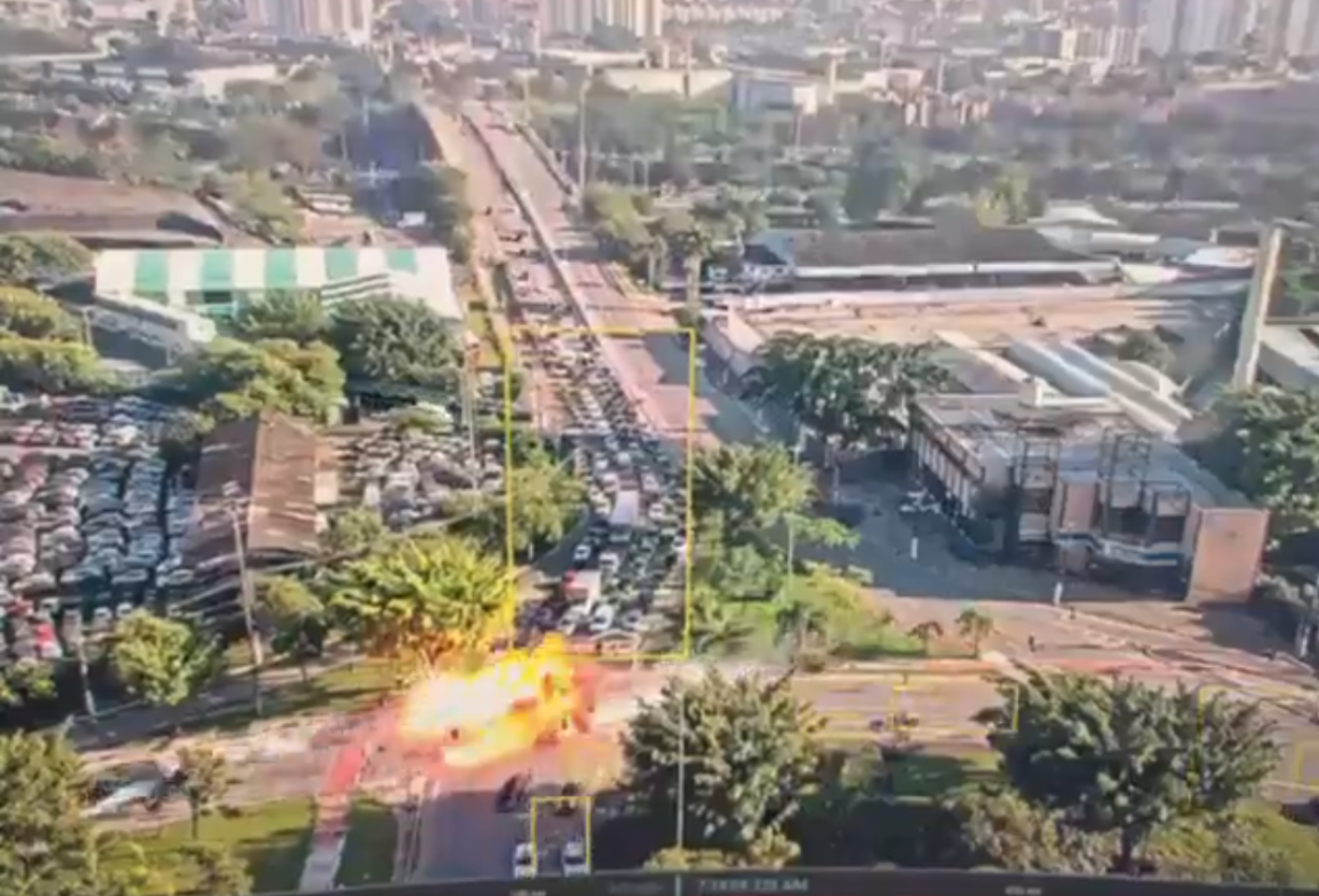 Viral! Pesawat Di Brasil Jatuh Dan Meledak Di Jalan Raya Dekat Lampu Merah Yang Sedang Ramai Pengendara
