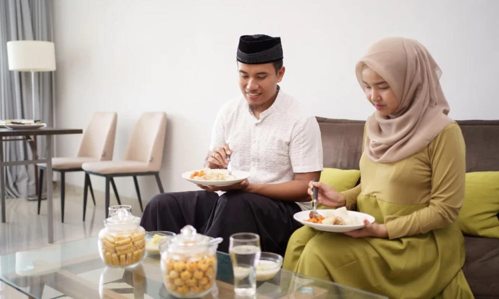 Alasan kenapa kita makan cepat tanpa mikir saat buka puasa!