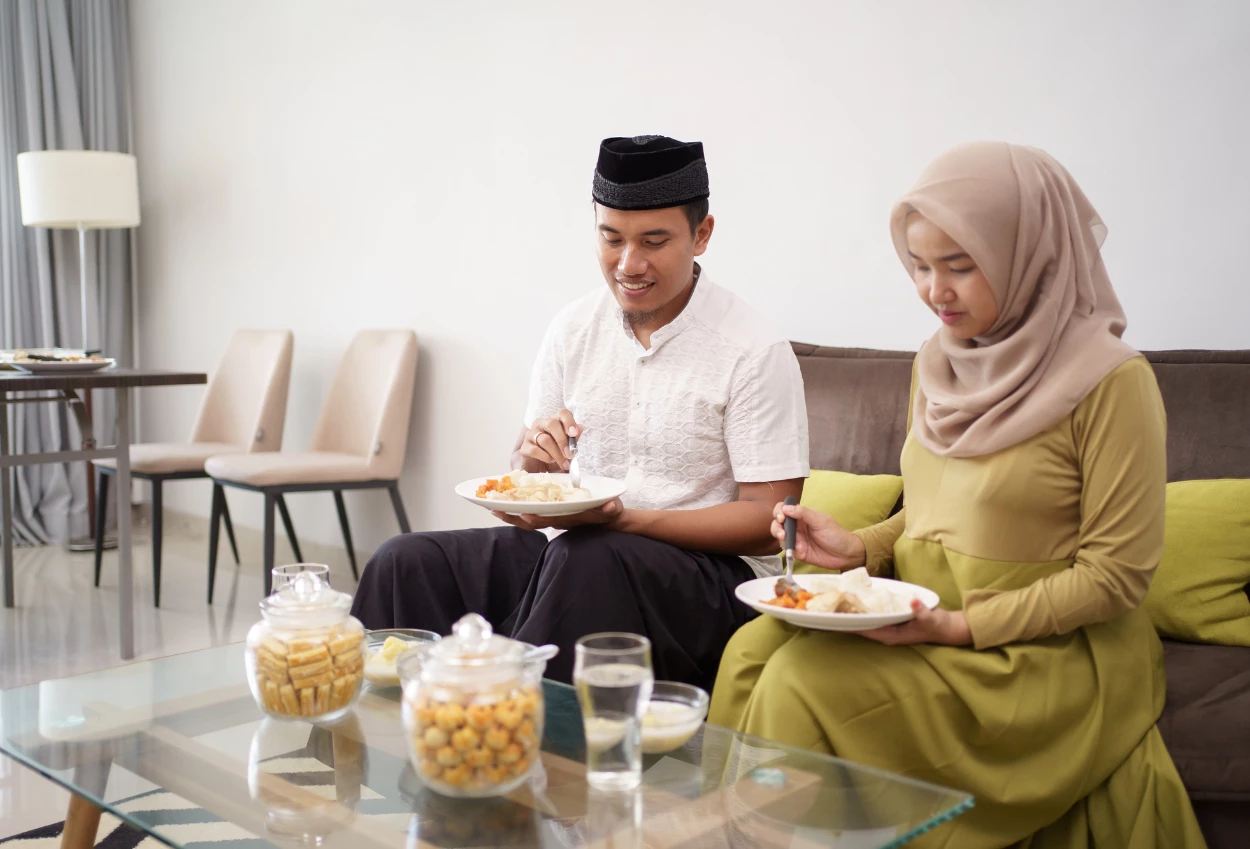 Alasan kenapa kita makan cepat tanpa mikir saat buka puasa!