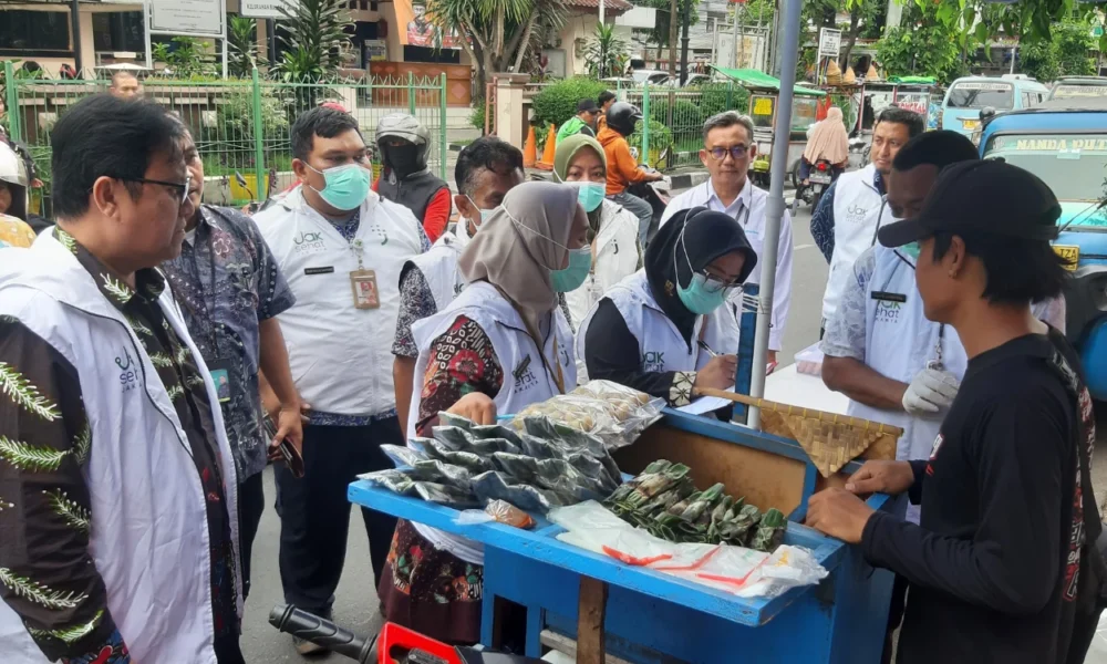 Antisipasi keracunan pangan, sudinkes jaktim uji sampel takjil di pasar perumnas klender
