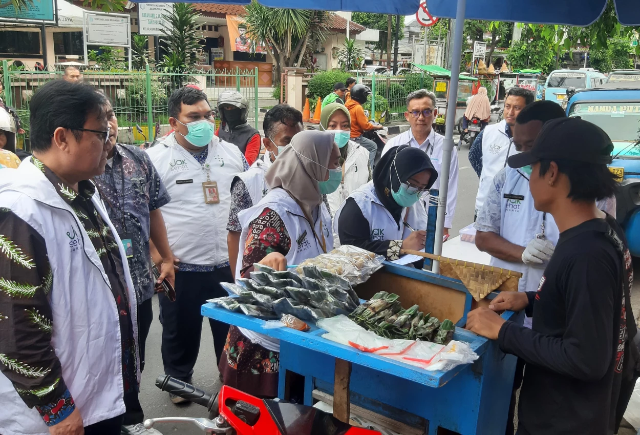 Antisipasi keracunan pangan, sudinkes jaktim uji sampel takjil di pasar perumnas klender