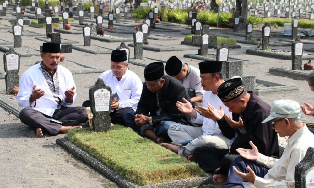 Bacaan doa tahlil dan ziarah kubur singkat, lengkap untuk momen lebaran