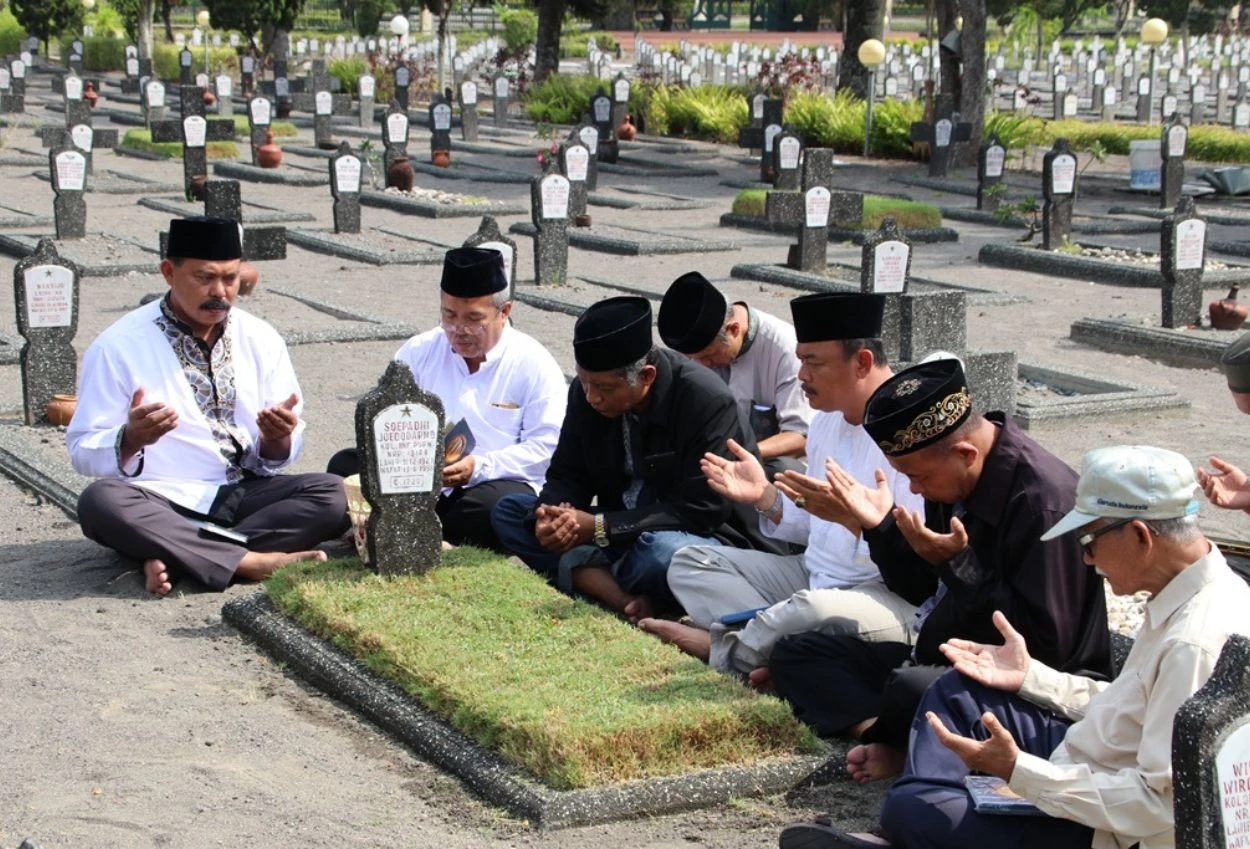 Bacaan doa tahlil dan ziarah kubur singkat, lengkap untuk momen lebaran
