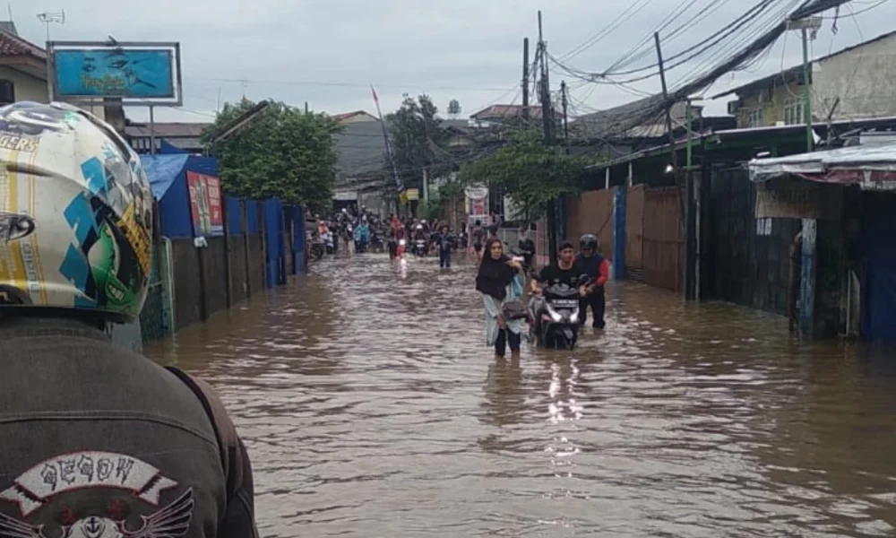 Banjir melanda 11 titik wilayah di tangerang selatan, ratusan kk terdampak