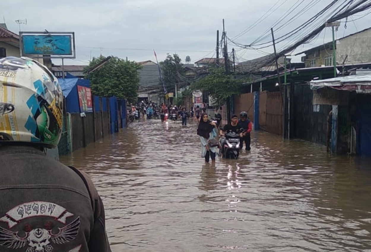 Banjir melanda 11 titik wilayah di tangerang selatan, ratusan kk terdampak