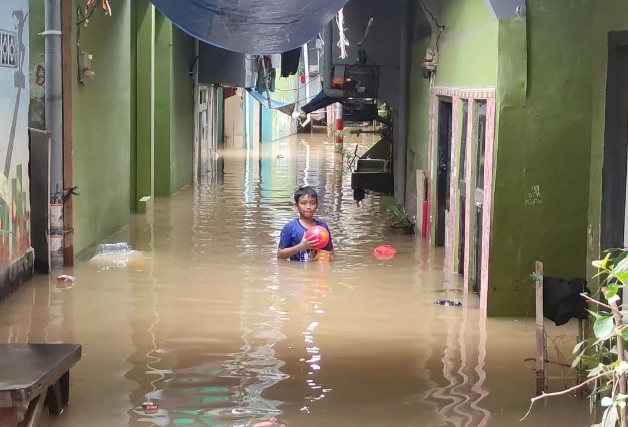 Banjir tak kunjung usai, warga kebon pala desak relokasi ke rusun pasar rumput