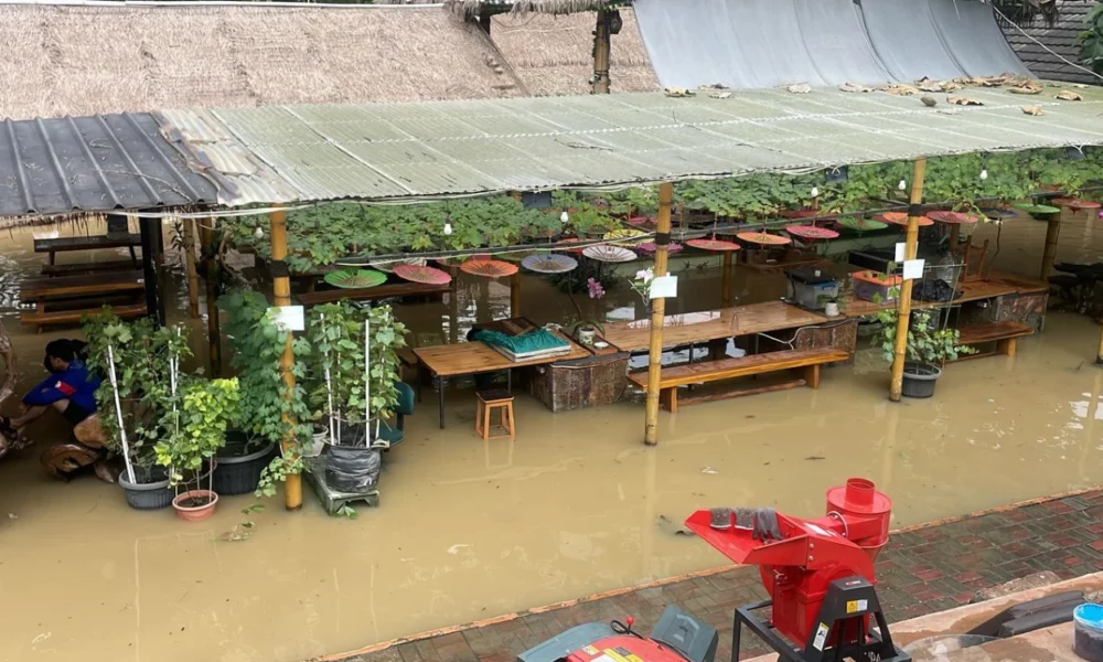 Banjir di gerai lengkong yang berimbas pada umkm tangsel karena miskomunikasi bpbd dan warga