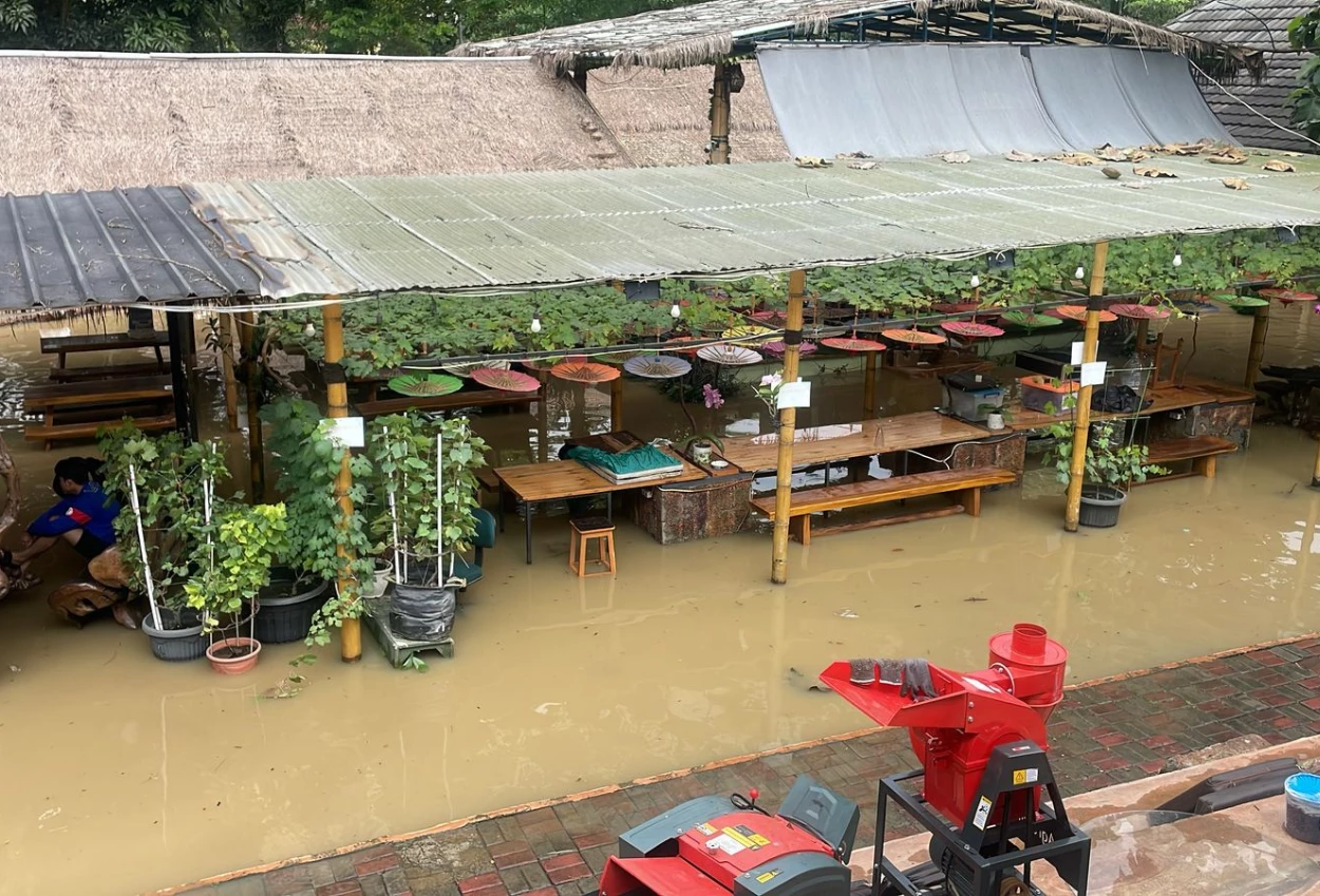 Banjir di gerai lengkong yang berimbas pada umkm tangsel karena miskomunikasi bpbd dan warga