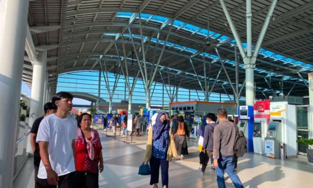 Banjir di sekitar stasiun bekasi sebabkan pemadaman listrik, kai commuter gunakan genset