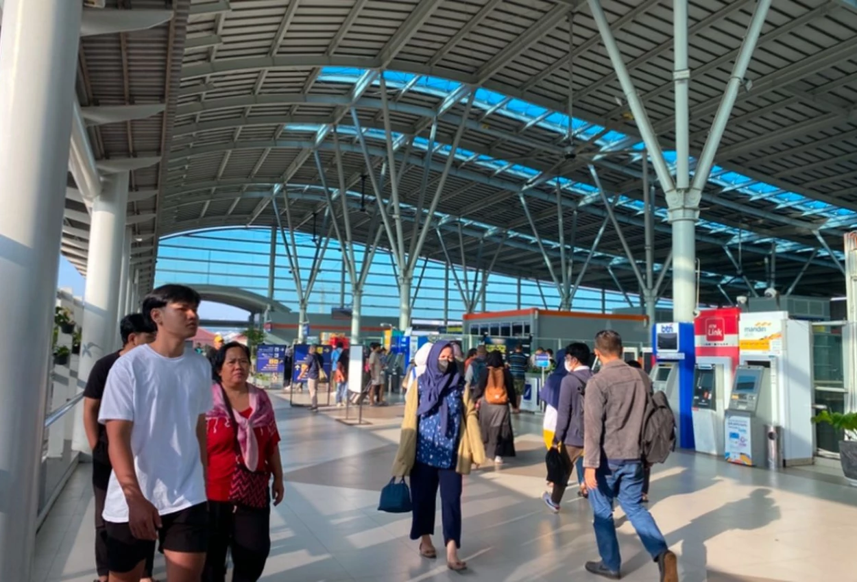Banjir di sekitar stasiun bekasi sebabkan pemadaman listrik, kai commuter gunakan genset