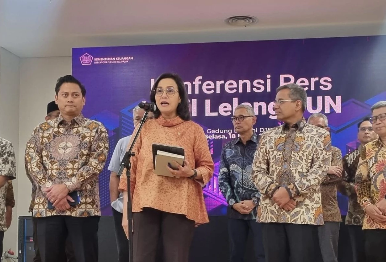 Bantah mundur dari kabinet prabowo, sri mulyani saya ada di sini, berdiri, dan tidak mundur