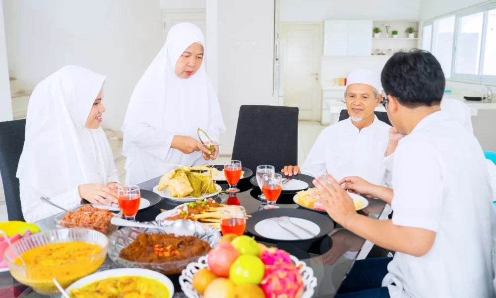 Begini cara jaga berat badan saat lebaran, nikmati hidangan tanpa takut timbangan naik!