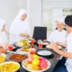 Begini cara jaga berat badan saat lebaran, nikmati hidangan tanpa takut timbangan naik!