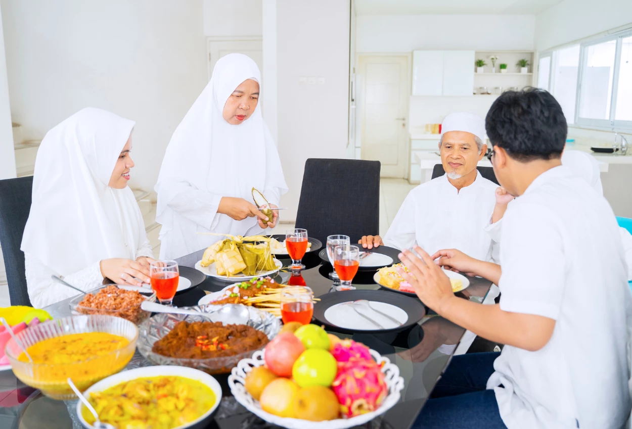 Begini cara jaga berat badan saat lebaran, nikmati hidangan tanpa takut timbangan naik!