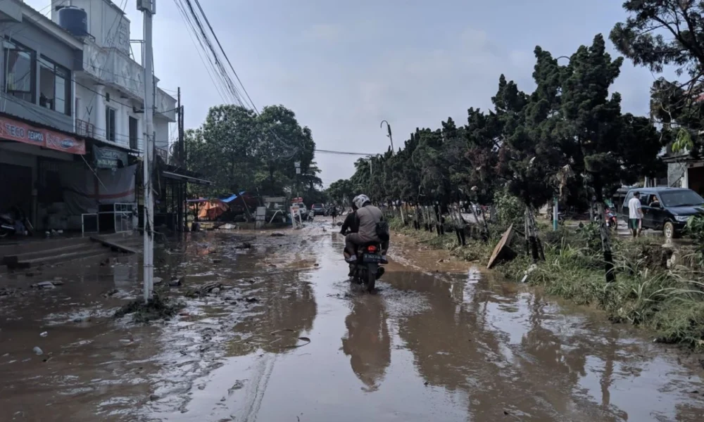 Bekasi dilanda banjir, jalan narogong ke villa nusa indah belum bisa dilalui