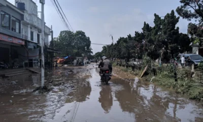 Bekasi dilanda banjir, jalan narogong ke villa nusa indah belum bisa dilalui