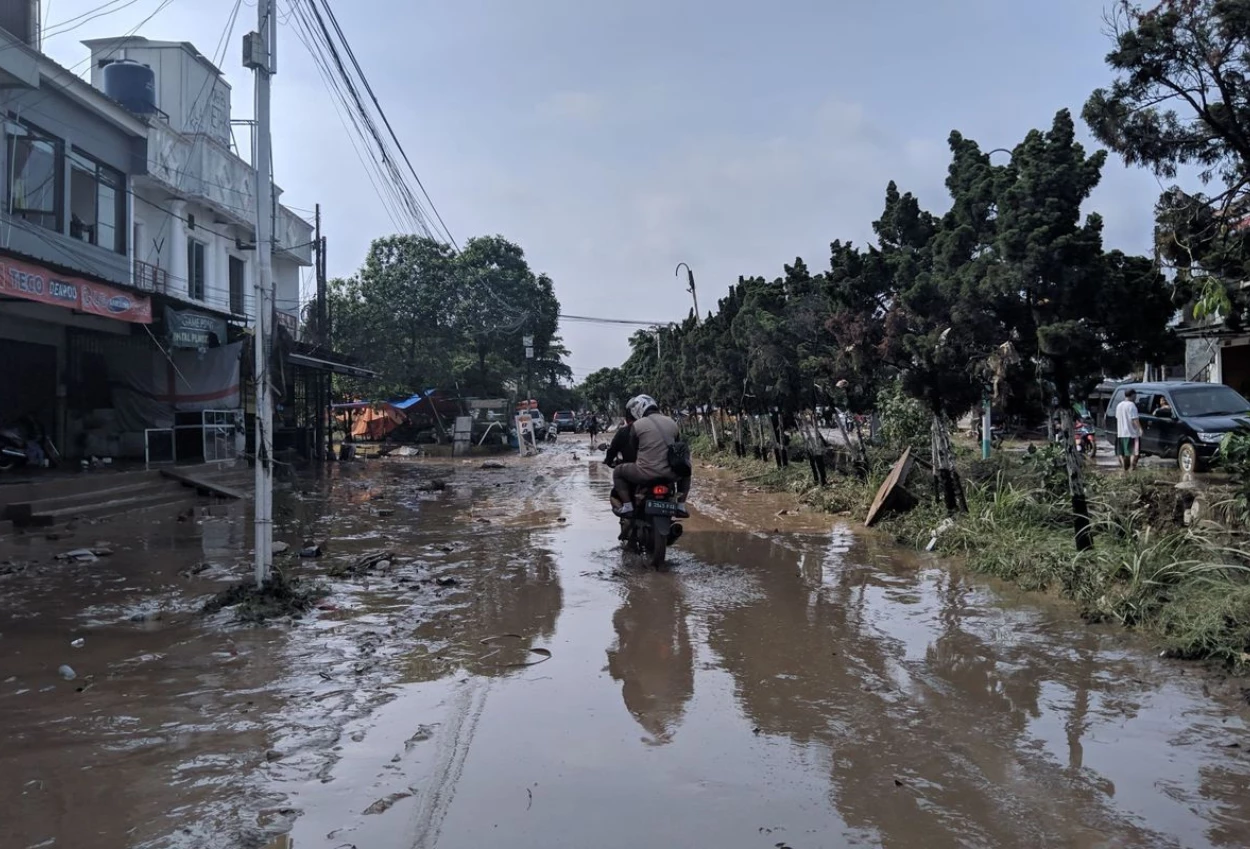 Bekasi dilanda banjir, jalan narogong ke villa nusa indah belum bisa dilalui