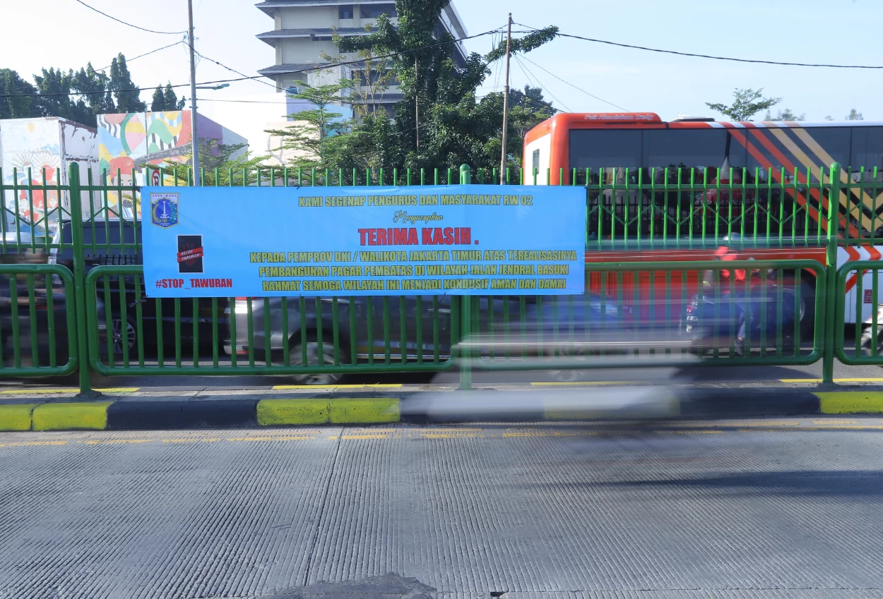 Cegah tawuran, pagar pembatas jalan di pasar gembong ditinggikan